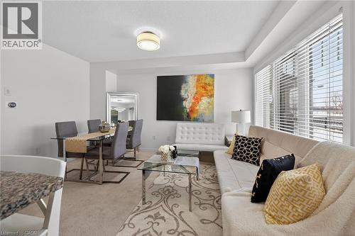 9 Hedges Crescent, Hamilton, ON - Indoor Photo Showing Living Room