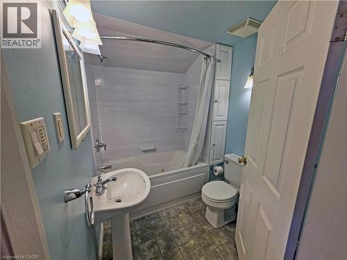 205 Main Street E, Grimsby, ON - Indoor Photo Showing Bathroom
