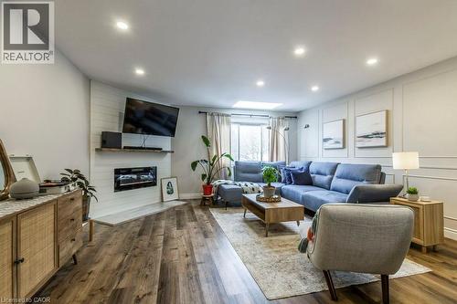 26 Moss Boulevard Unit# 77, Hamilton, ON - Indoor Photo Showing Living Room With Fireplace