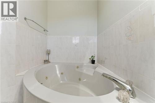 2 Morningstar Court, Hamilton, ON - Indoor Photo Showing Bathroom