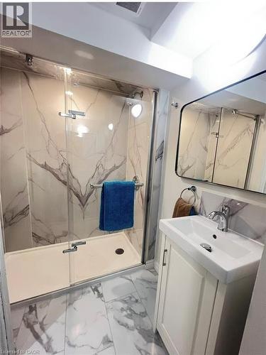 99 Brucedale Avenue E, Hamilton, ON - Indoor Photo Showing Bathroom