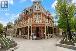 Prince of Wales Hotel Downtown with fabulous Pub and Dining - 