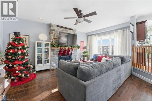 5940 Young Street, Grimsby, ON - Indoor Photo Showing Living Room