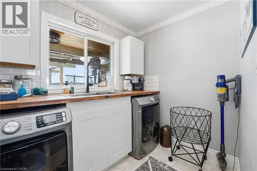 5940 Young Street, Grimsby, ON - Indoor Photo Showing Laundry Room