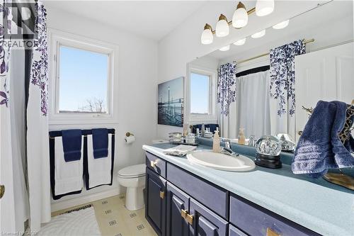 5940 Young Street, Grimsby, ON - Indoor Photo Showing Bathroom