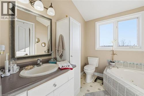 5940 Young Street, Grimsby, ON - Indoor Photo Showing Bathroom