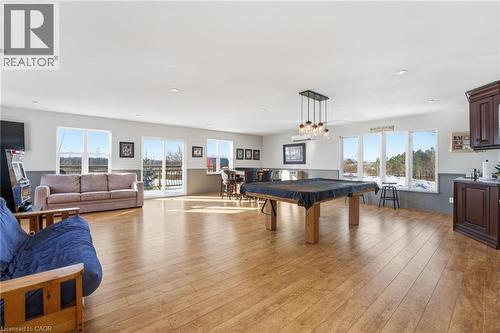 5940 Young Street, Grimsby, ON - Indoor Photo Showing Living Room