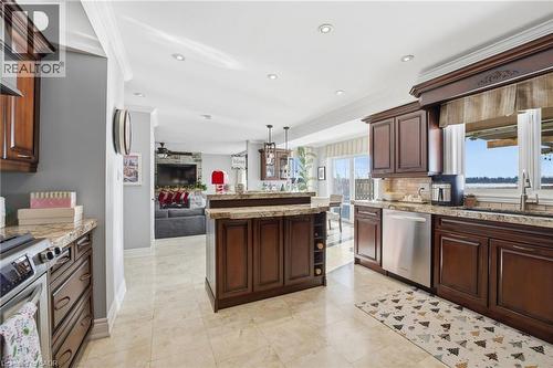 5940 Young Street, Grimsby, ON - Indoor Photo Showing Kitchen