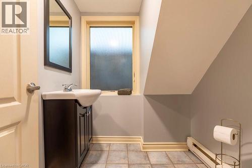 90 Blake Street, Hamilton, ON - Indoor Photo Showing Bathroom