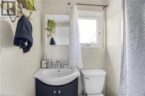 130 Stirton Street, Hamilton, ON - Indoor Photo Showing Bathroom