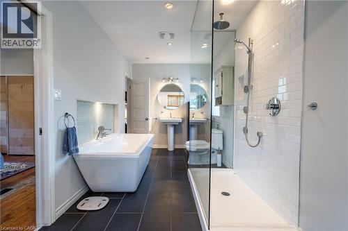 35 Mountain Avenue, Hamilton, ON - Indoor Photo Showing Bathroom