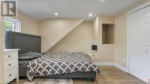 33 Highland Avenue, Hamilton, ON - Indoor Photo Showing Bedroom