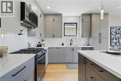 20 Ivy Crescent, Thorold, ON - Indoor Photo Showing Kitchen With Upgraded Kitchen