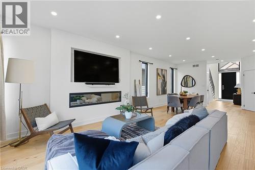 20 Ivy Crescent, Thorold, ON - Indoor Photo Showing Living Room