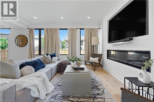 20 Ivy Crescent, Thorold, ON - Indoor Photo Showing Living Room With Fireplace