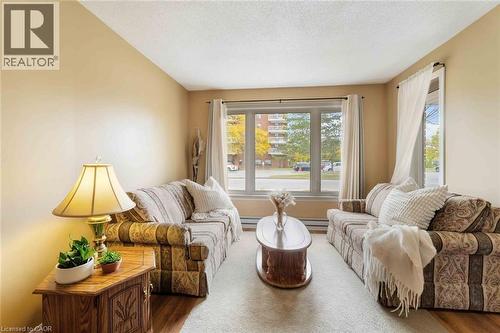 35 Nova Crescent Unit# 7, Welland, ON - Indoor Photo Showing Living Room