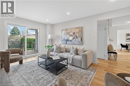2347 Tweedsmuir Court, Burlington, ON - Indoor Photo Showing Living Room