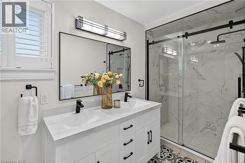 2347 Tweedsmuir Court, Burlington, ON - Indoor Photo Showing Bathroom