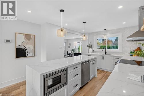 2347 Tweedsmuir Court, Burlington, ON - Indoor Photo Showing Kitchen With Upgraded Kitchen