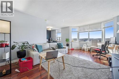35 Green Valley Drive Unit# 1510, Kitchener, ON - Indoor Photo Showing Living Room