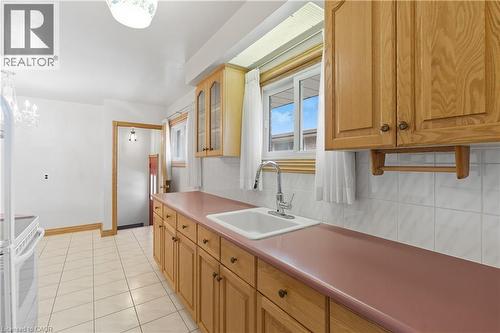 98 East 16Th Street, Hamilton, ON - Indoor Photo Showing Kitchen