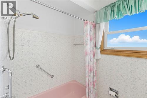 98 East 16Th Street, Hamilton, ON - Indoor Photo Showing Bathroom