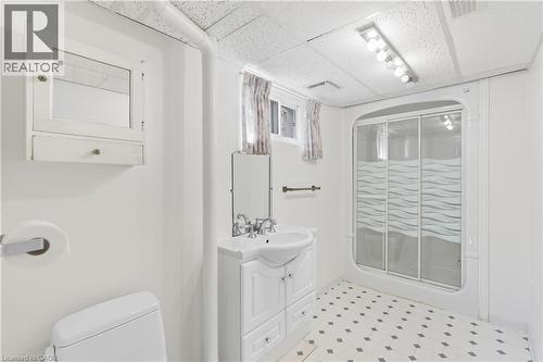 98 East 16Th Street, Hamilton, ON - Indoor Photo Showing Bathroom