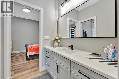 14 Hudson Drive, Brantford, ON - Indoor Photo Showing Bathroom