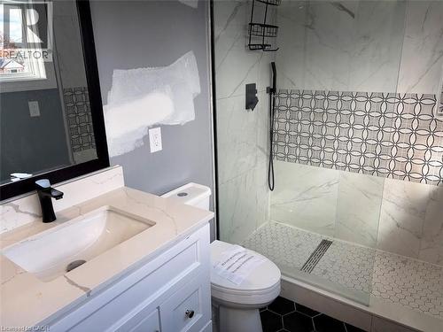 373 East 27Th Street, Hamilton, ON - Indoor Photo Showing Bathroom