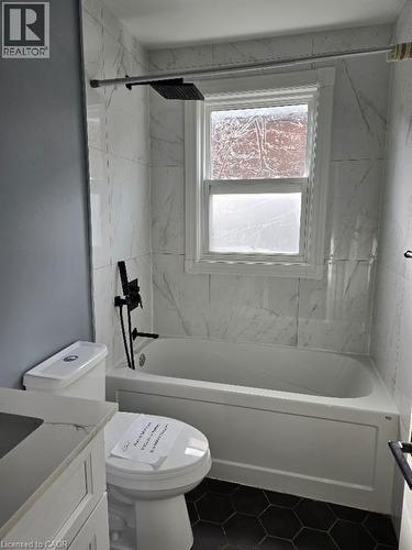 373 East 27Th Street, Hamilton, ON - Indoor Photo Showing Bathroom