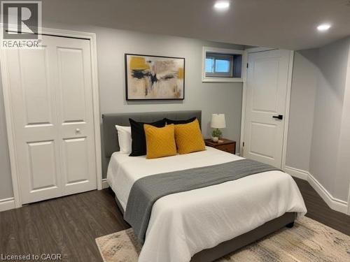 373 East 27Th Street, Hamilton, ON - Indoor Photo Showing Bedroom