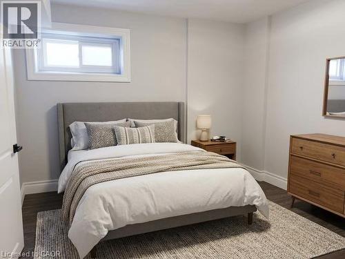 373 East 27Th Street, Hamilton, ON - Indoor Photo Showing Bedroom