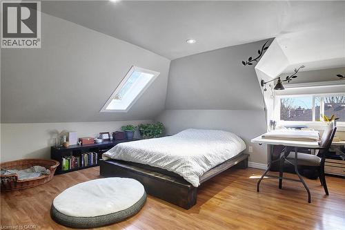 17 Shaw Avenue W, Cambridge, ON - Indoor Photo Showing Bedroom