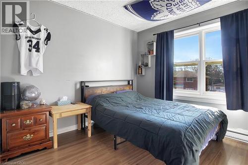 17 Shaw Avenue W, Cambridge, ON - Indoor Photo Showing Bedroom