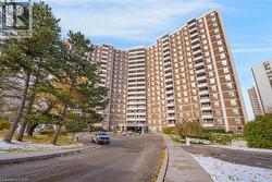 10 EDGECLIFF GOLFWAY Unit# 206  North York, ON M3C 3A3