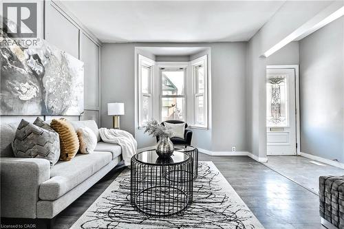 381 Herkimer Street, Hamilton, ON - Indoor Photo Showing Living Room