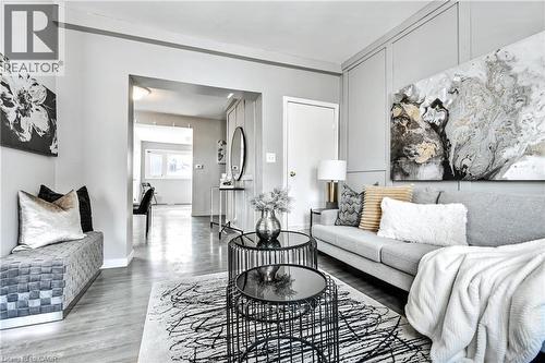 381 Herkimer Street, Hamilton, ON - Indoor Photo Showing Living Room
