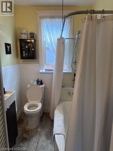 84 Barons Avenue N, Hamilton, ON - Indoor Photo Showing Bathroom