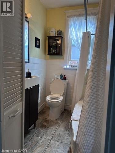 84 Barons Avenue N, Hamilton, ON - Indoor Photo Showing Bathroom