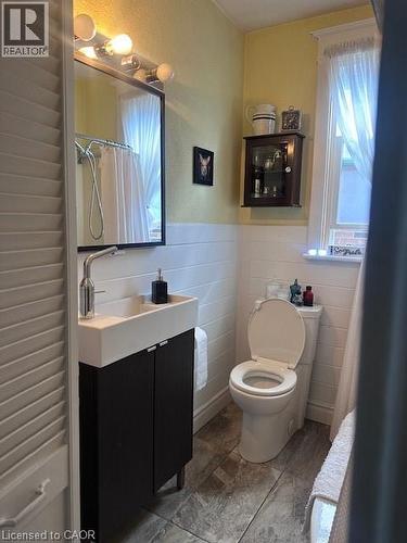 84 Barons Avenue N, Hamilton, ON - Indoor Photo Showing Bathroom