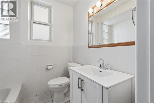 110 Houghton Avenue S, Hamilton, ON - Indoor Photo Showing Bathroom