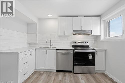 93 Wellington Street, Welland, ON - Indoor Photo Showing Kitchen With Stainless Steel Kitchen With Double Sink With Upgraded Kitchen