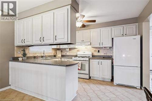 10 Finch Place, Hamilton, ON - Indoor Photo Showing Kitchen