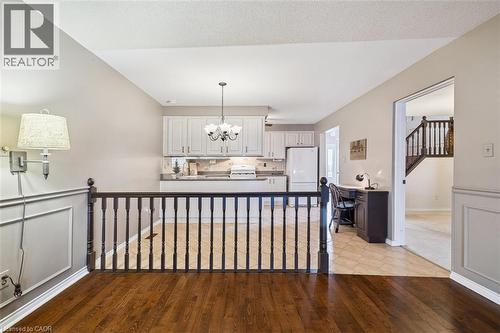 10 Finch Place, Hamilton, ON - Indoor Photo Showing Other Room