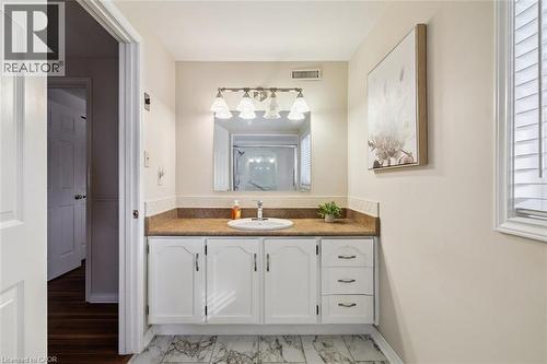 10 Finch Place, Hamilton, ON - Indoor Photo Showing Bathroom