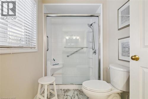10 Finch Place, Hamilton, ON - Indoor Photo Showing Bathroom