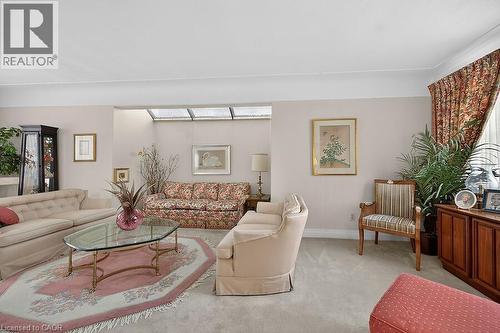 Living area with light carpet and baseboards - 9 Daleview Court, Hamilton, ON - Indoor Photo Showing Living Room