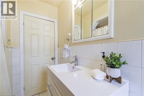 1216 De Quincy Crescent, Burlington, ON - Indoor Photo Showing Bathroom