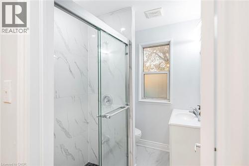 8 Leeds Street, Hamilton, ON - Indoor Photo Showing Bathroom