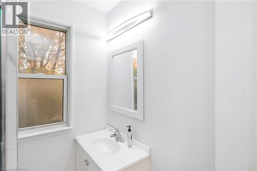 8 Leeds Street, Hamilton, ON - Indoor Photo Showing Bathroom